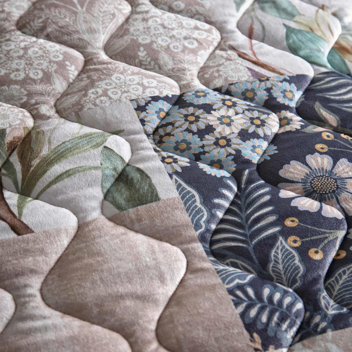 Appletree Heritage Elswyth Floral Velvet Bedspread 3