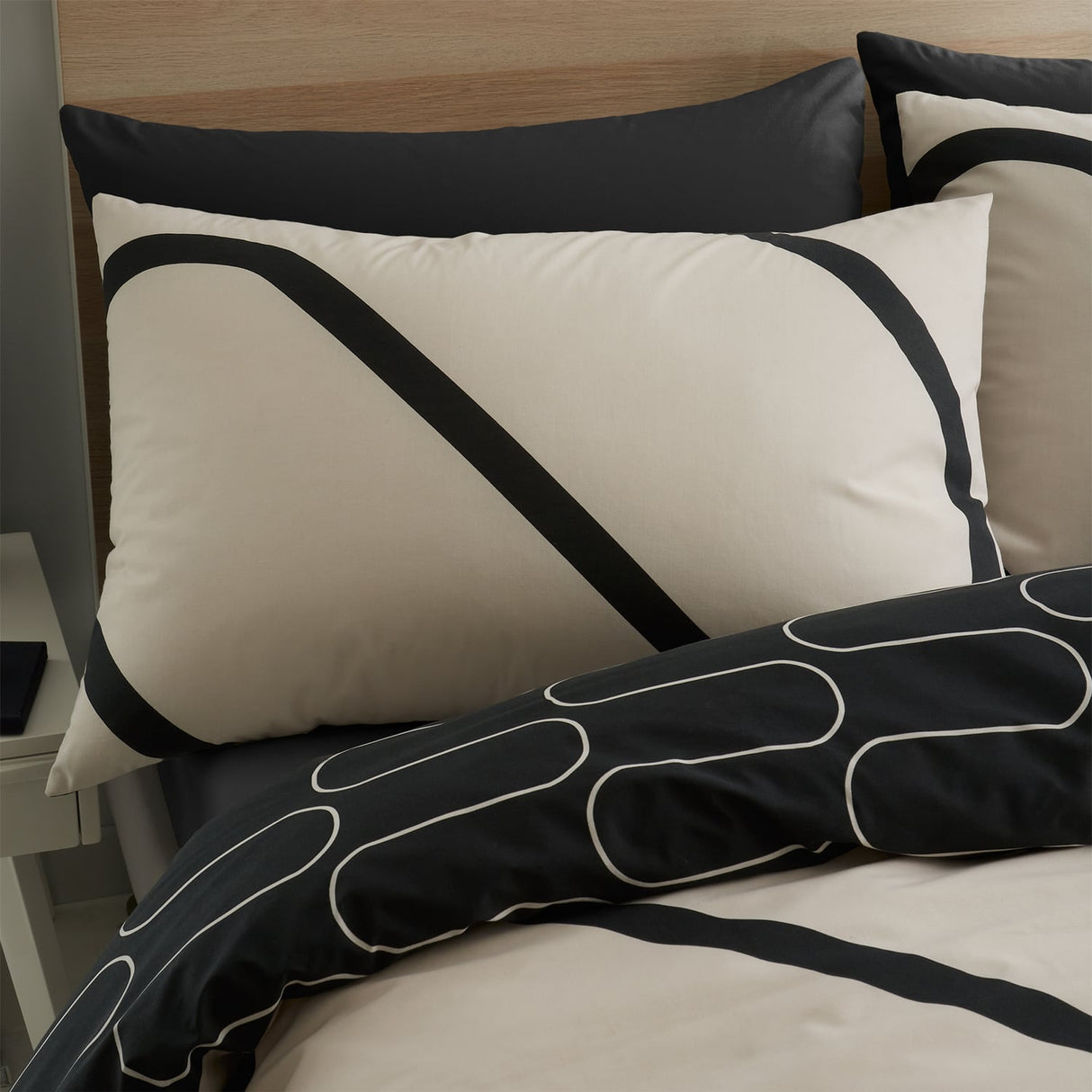 Catherine Lansfield Linear Curve Geometric Duvet Cover Set - Black - Linear Curve Geo Black And White Image 3