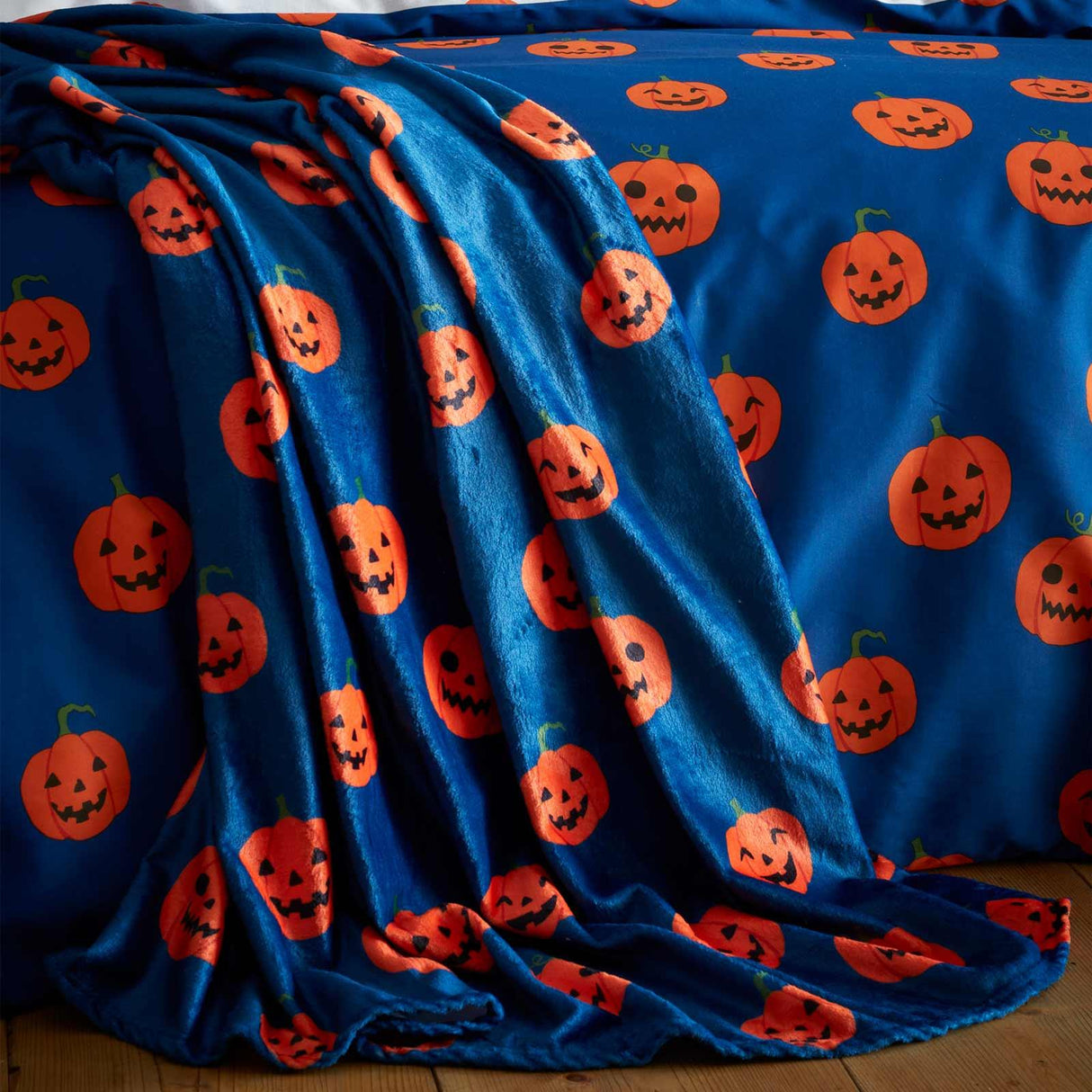 Halloween Pumpkins Fleece Throw by Catherine Lansfield