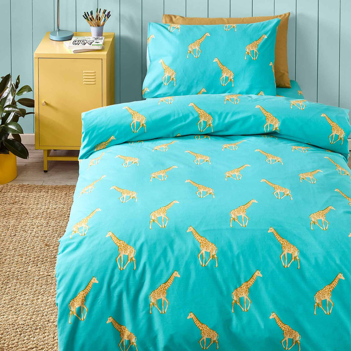 Havin a Giraffe Duvet Cover Set by Catherine Lansfield