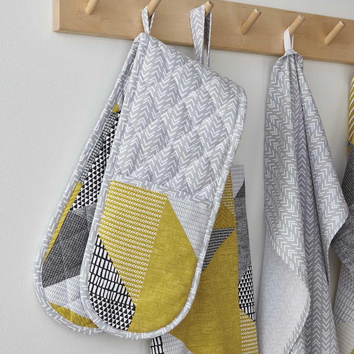 Catherine Lansfield Larsson Geo Geometric Ochre Double Oven Glove