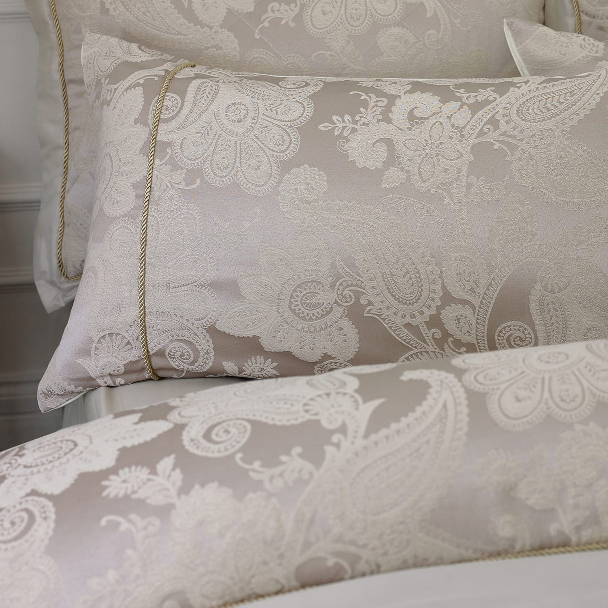 Catherine Lansfield Opulent Jacquard Duvet Cover Set - Champagne Gold - Opulent Jacquard Champagne Duvet Set