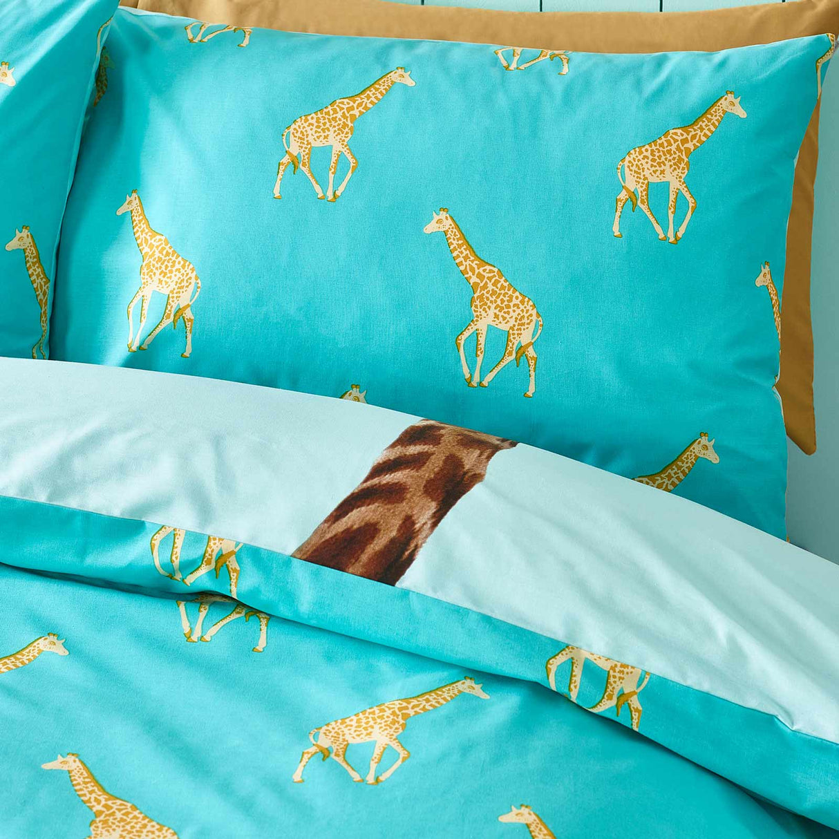 Havin a Giraffe Duvet Cover Set by Catherine Lansfield