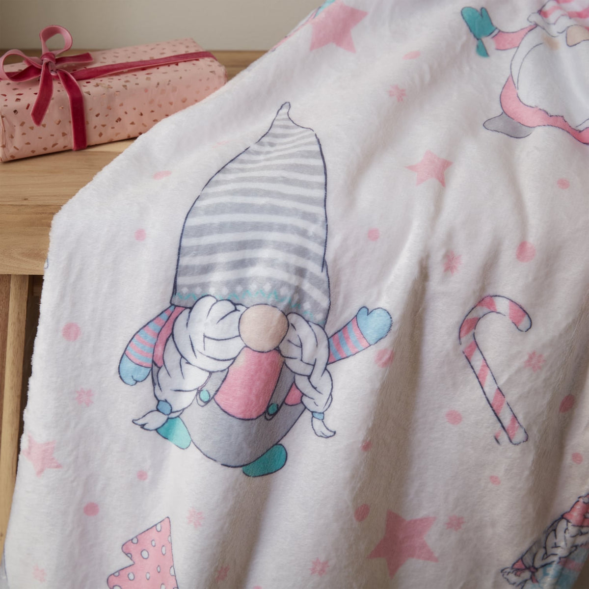 Catherine Lansfield Christmas Festive Gnomes Fleece Throw – Pink – 130cm x 170cm - Christmas Gnomes Pink Throw