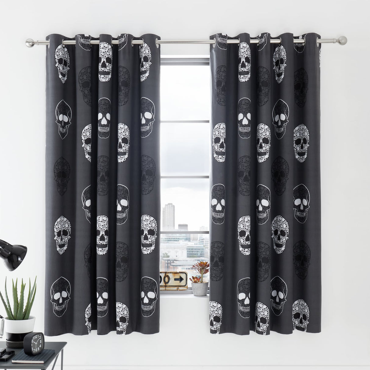 Catherine Lansfield Skulls Kids Eyelet Curtains Polycotton - Skulls Curtains