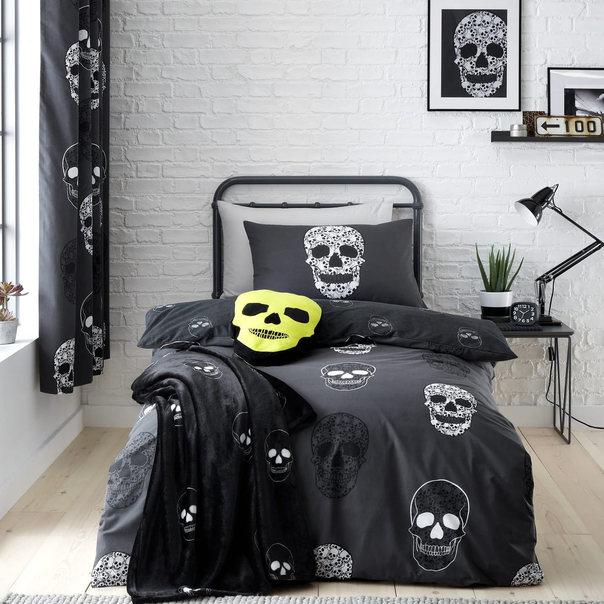 Catherine Lansfield Skulls Duvet Cover Set - Skulls Duvet Set With Accessories (Single)