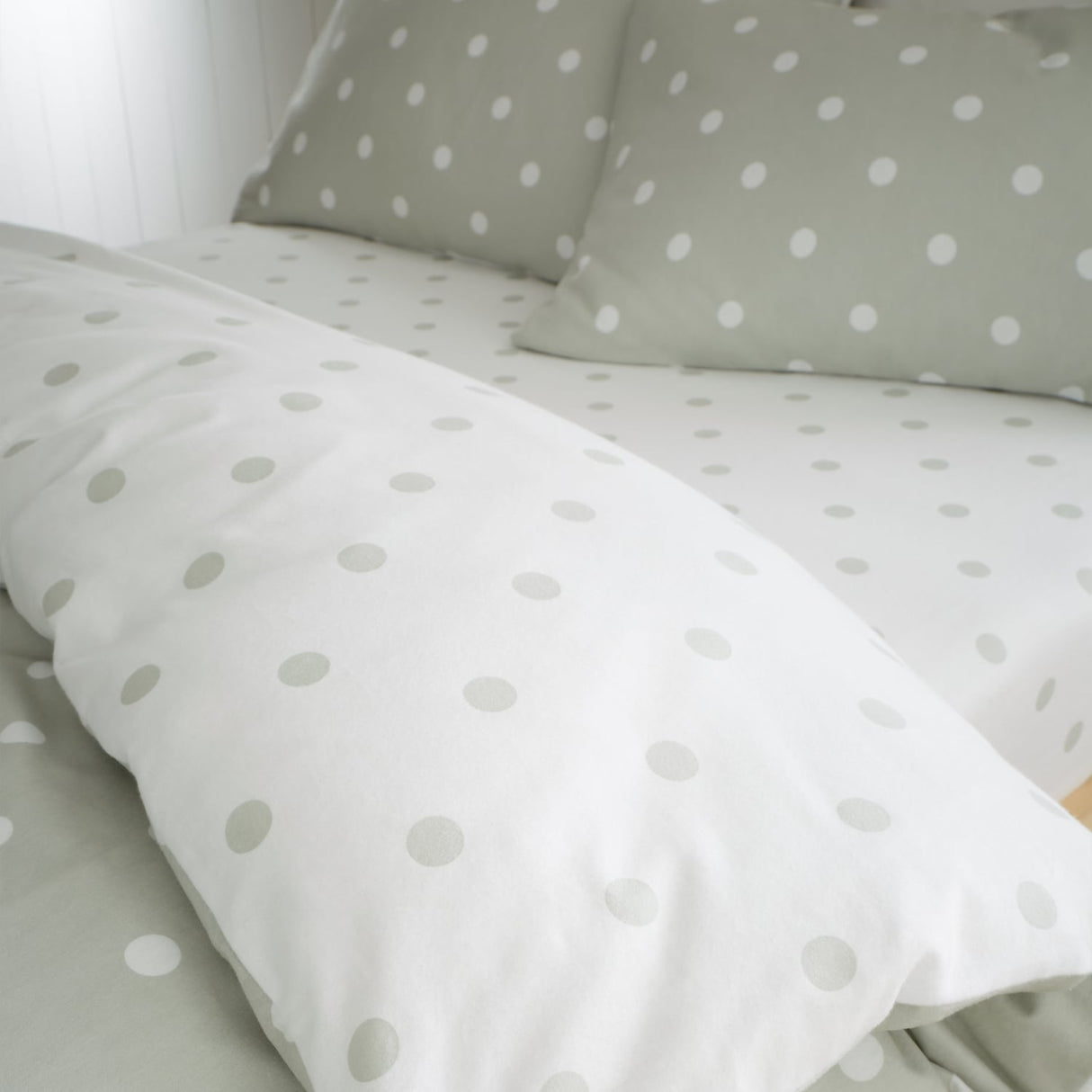Catherine Lansfield Brushed Polka Dot 30cm Deep Fitted Sheet - Brushed Polka Dot Fitted Sheet Green