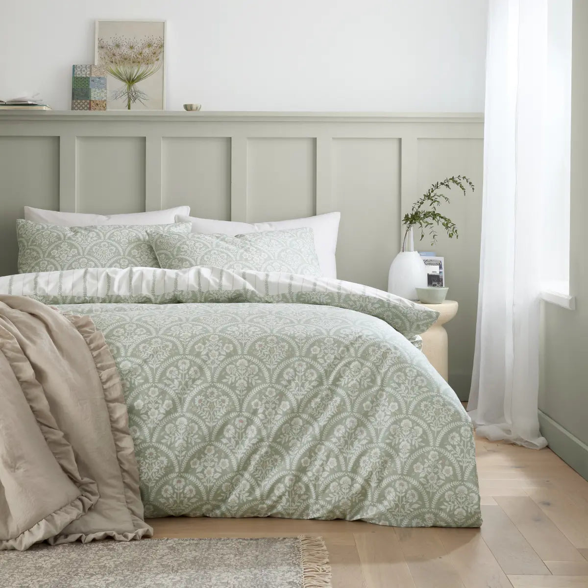 Bianca Scallop Floral 200 Thread Count Cotton Percale Reversible Duvet