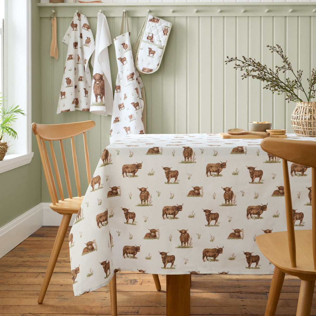 Catherine Lansfield Angus Highland Cow Cotton Apron - Angus Highland Cow Dining Group