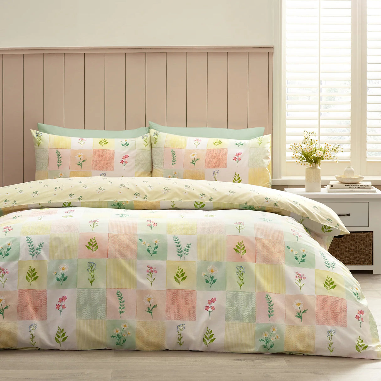 Catherine Lansfield Daisy Patchwork Reversible Duvet Cover Set with Pillowcase
