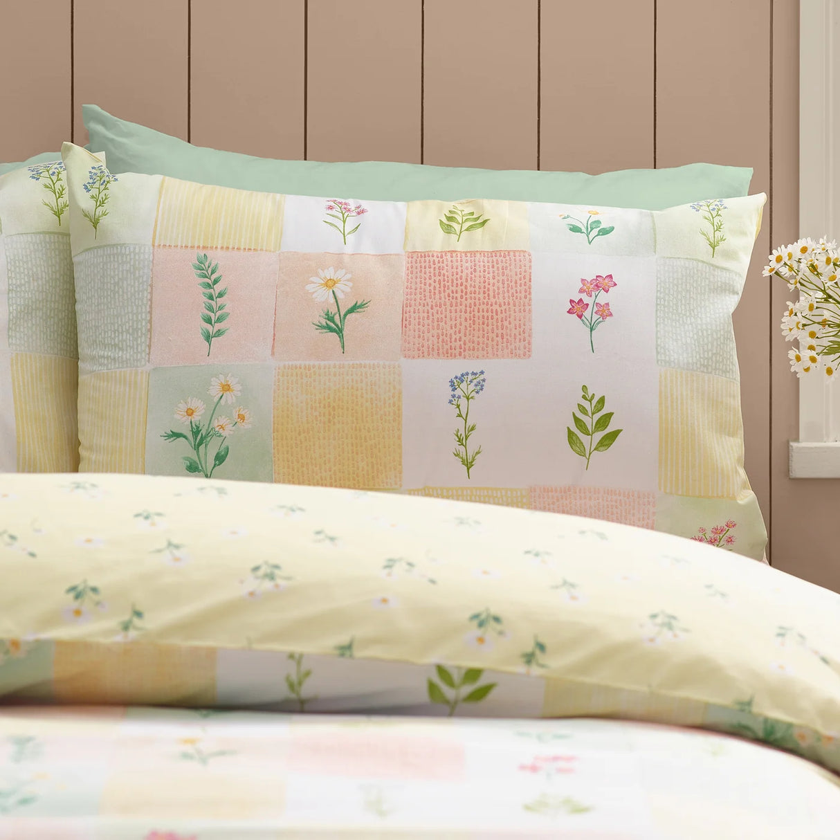 Catherine Lansfield Daisy Patchwork Reversible Duvet Cover Set with Pillowcase