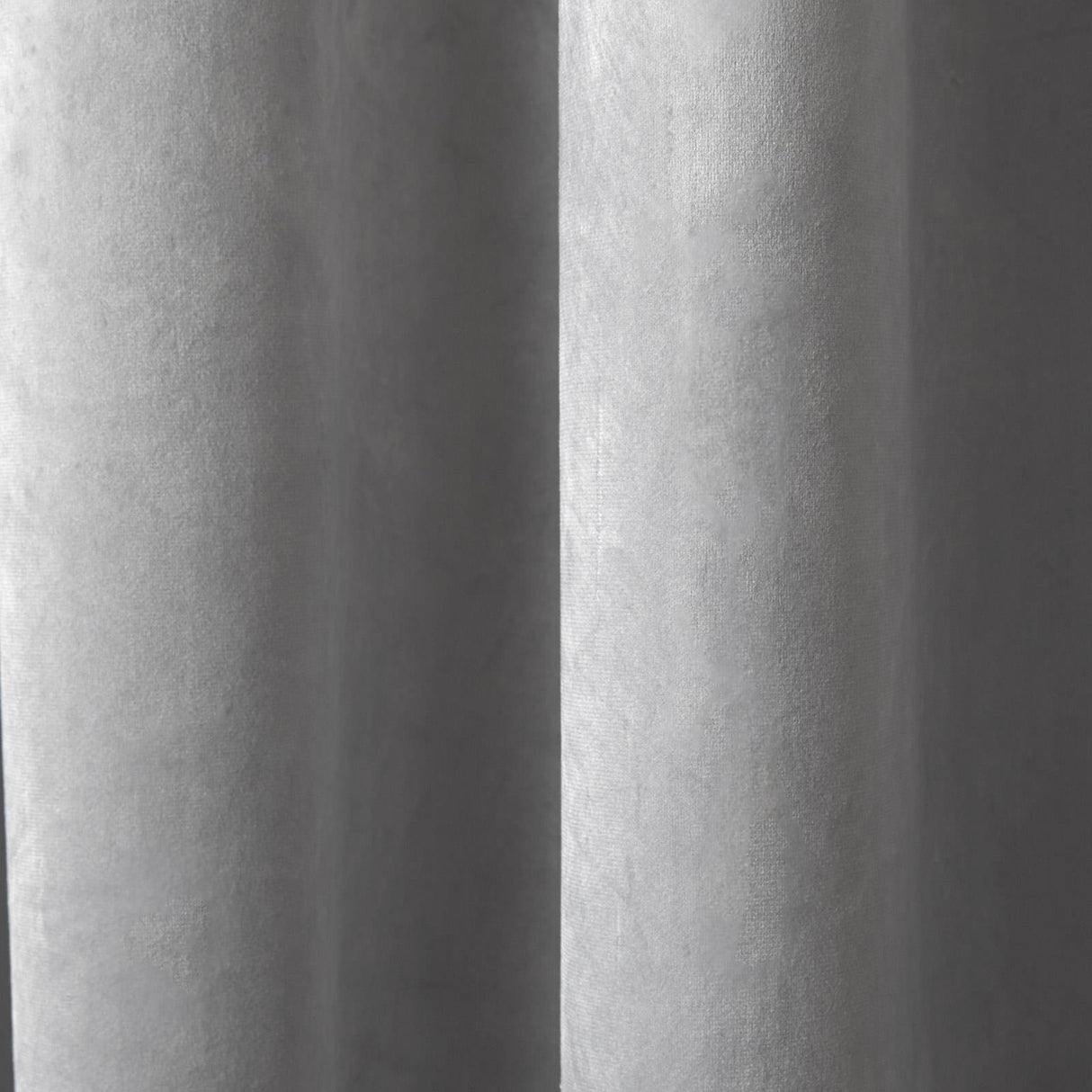 Laurence Llewelyn-Bowen Montrose Velvet Blackout Ready Made Eyelet Curtains 30