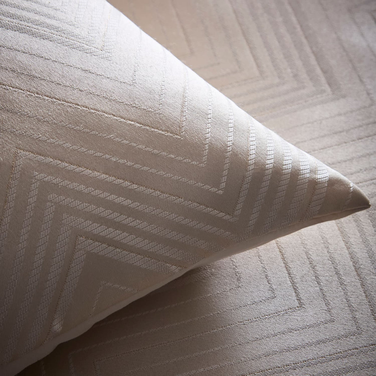 Laurence Llewelyn-Bowen Cocktail Microfibre Duvet Cover Set - Ivory - Cocktail Duvet Cover Set In Ivory 3