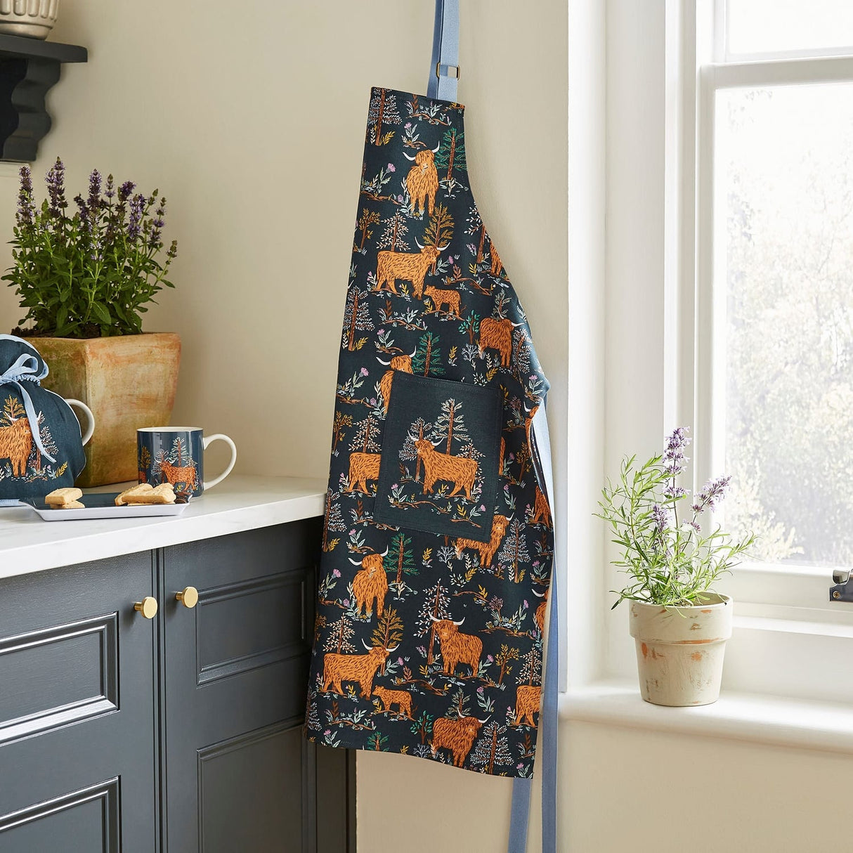 Ulster Weavers Connie Cow Cotton Apron - Connie The Cow Cotton Apron In Navy 2