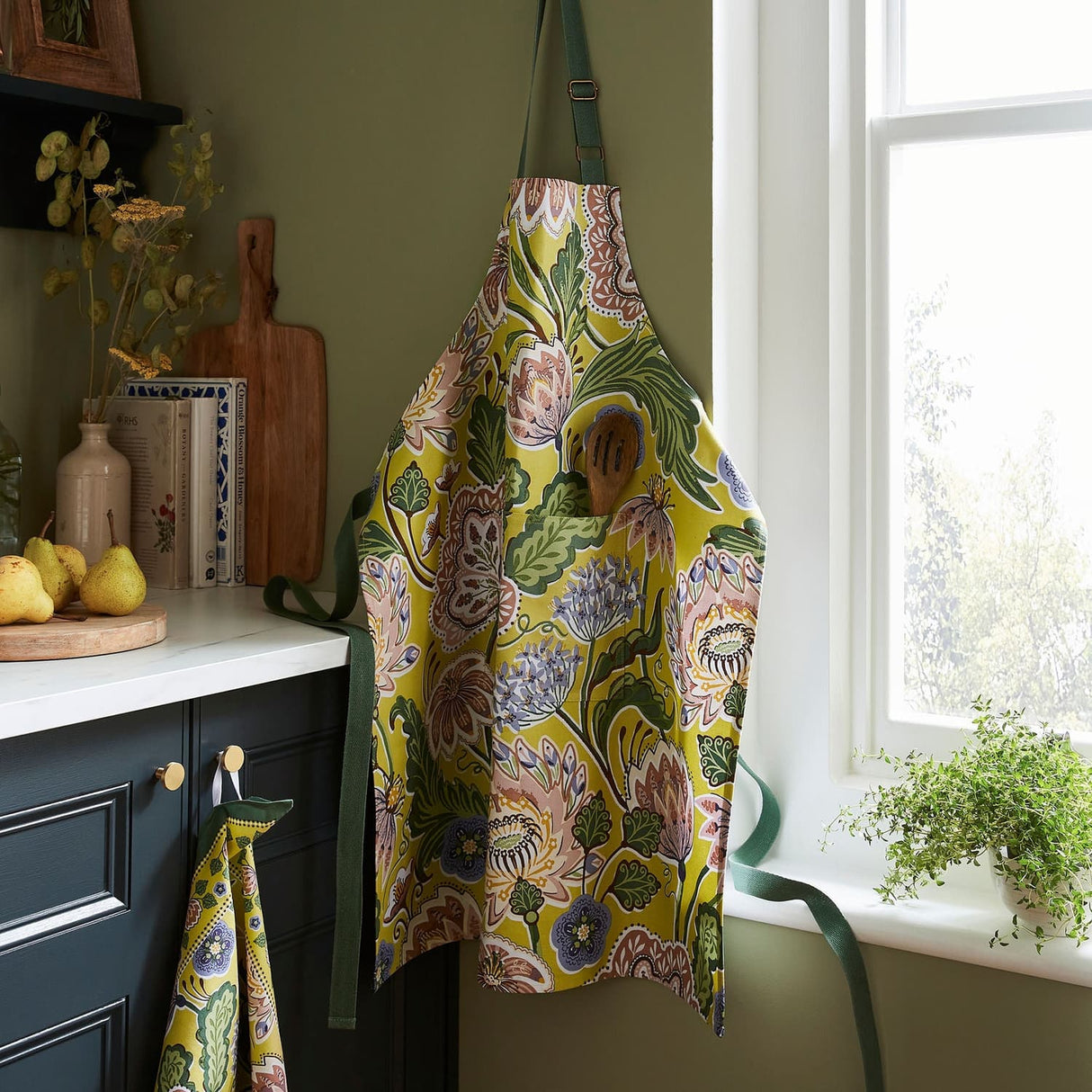 Ulster Weavers Emmeline Floral Cotton Apron - Emmeline Cotton Apron In Green 2