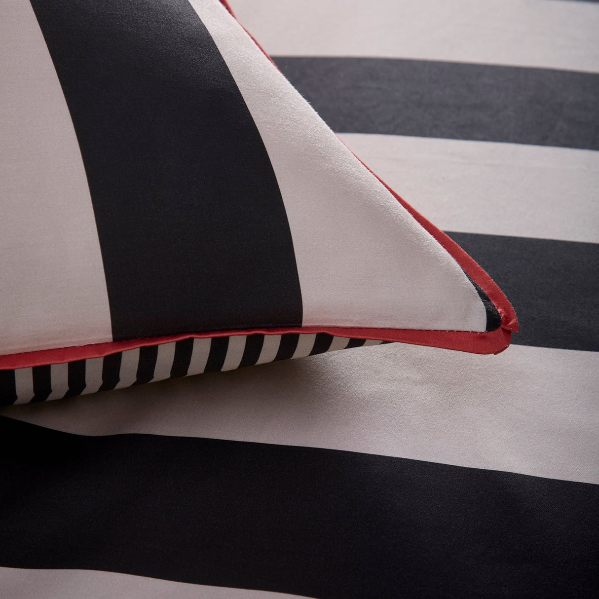 Laurence Llewelyn-Bowen Festivo Circus Stripe 100% Cotton Duvet Cover Set - Black - Festivo Circus Stripe Duvet Cover Set In Black 3