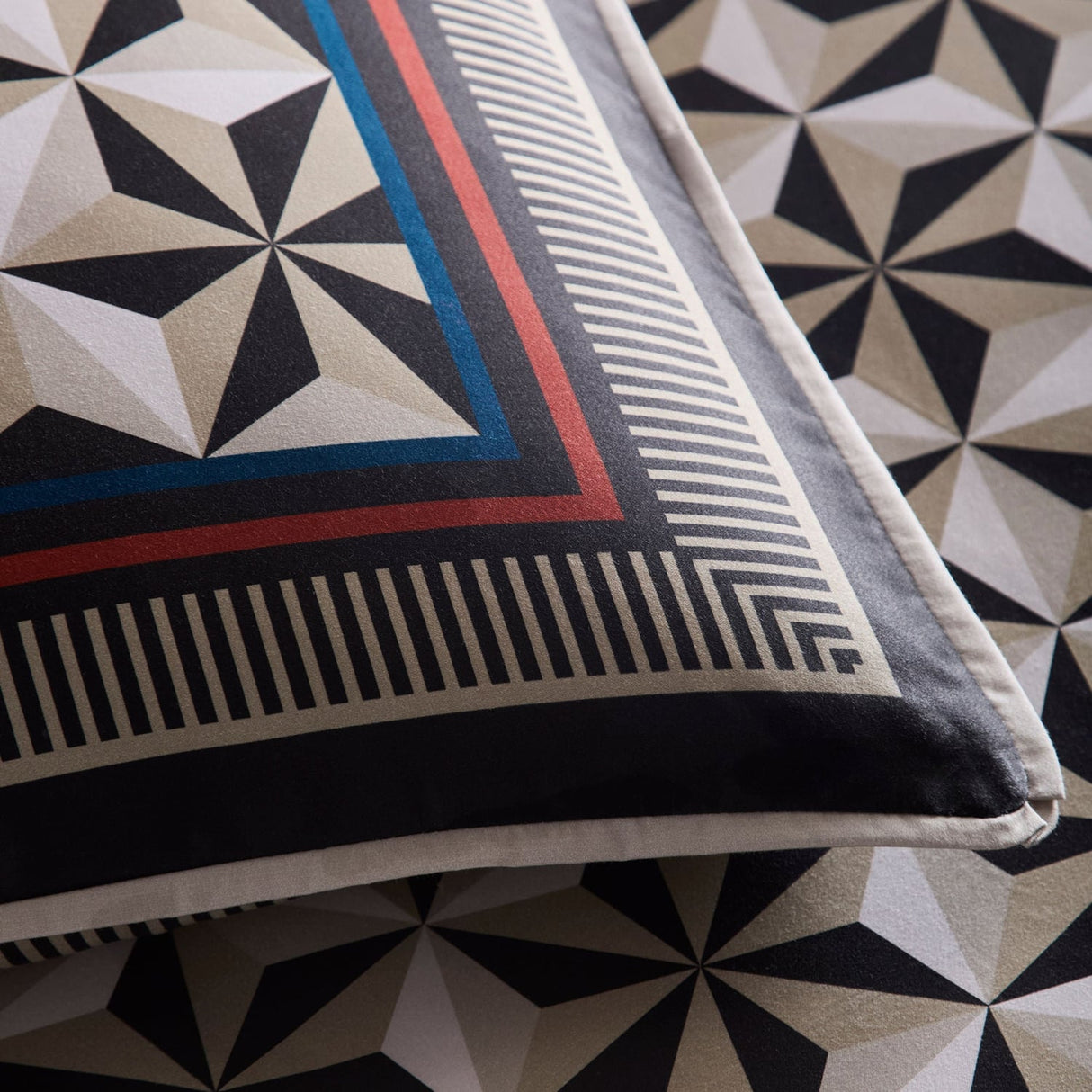 Laurence Llewelyn-Bowen Hero Black 100% Cotton 200 Thread Count Duvet Cover Set - Hero Duvet Cover Set In Black 3