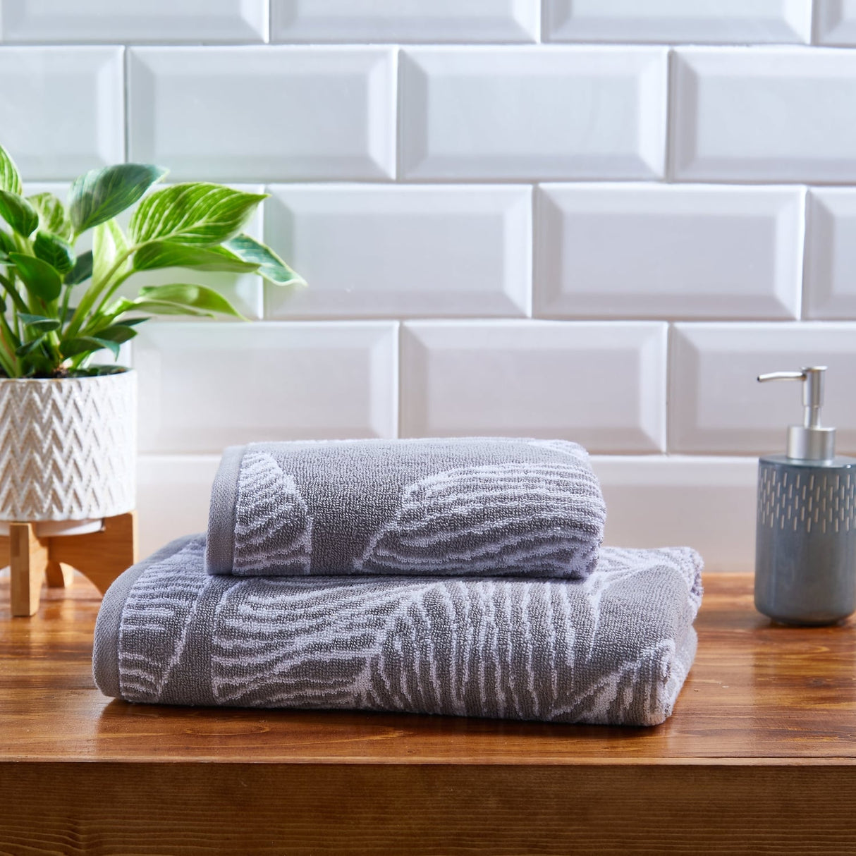 Matteo Leaf Jacquard 550gsm Cotton Bathroom Towel - Grey - Matteo Towels In Grey 2
