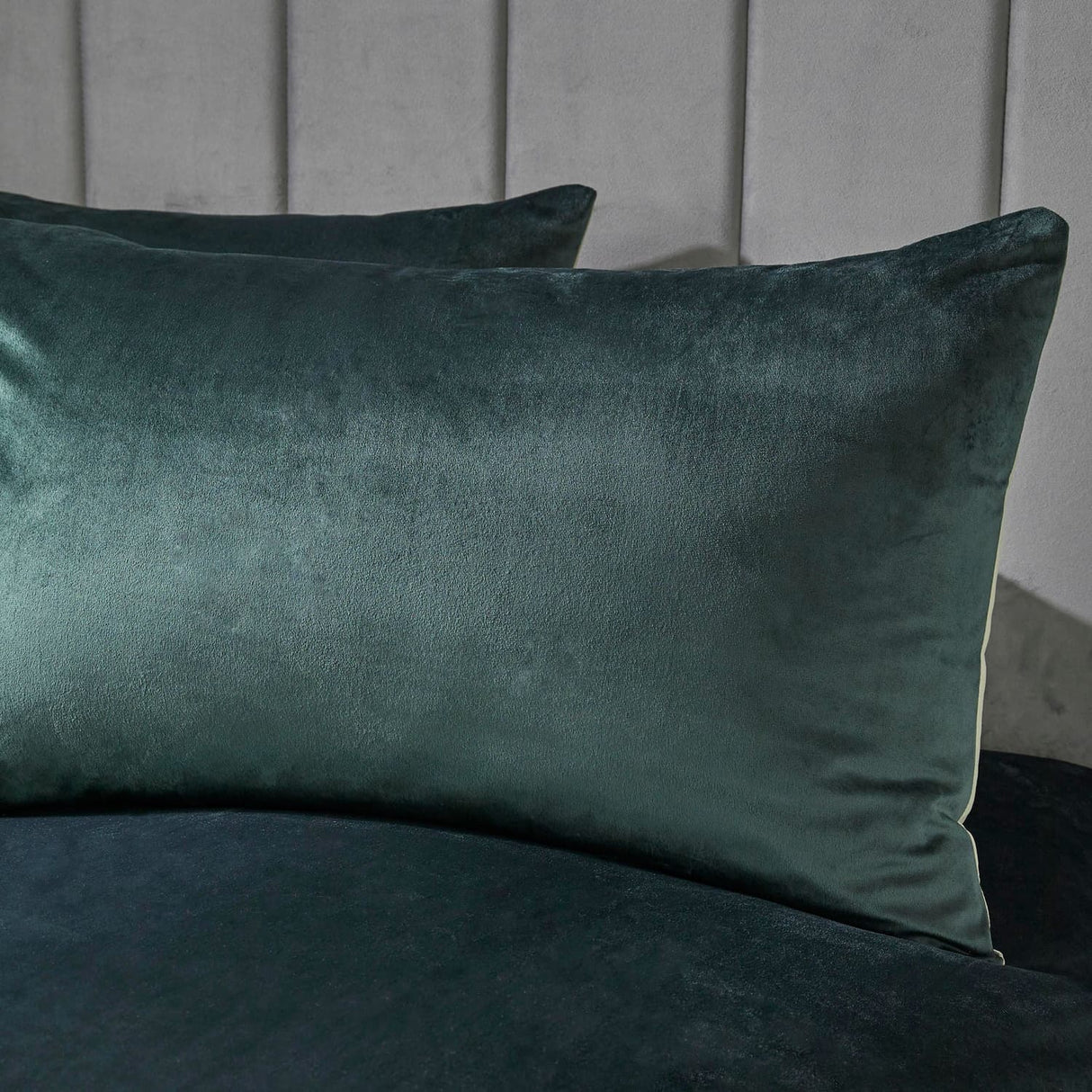 Laurence Llewelyn-Bowen Montrose Luxury Velvet Duvet Cover Set - Bottle Green - Montrose Duvet Cover Set In Bottle Green 2