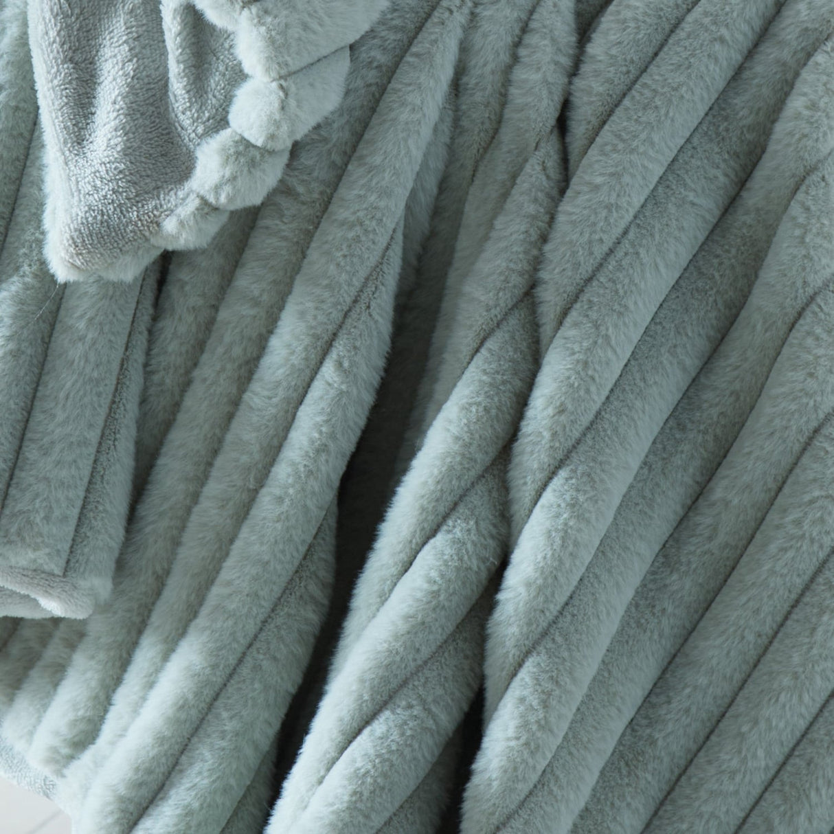 Hygge Morritz Faux Fur Cosy Reversible Throw – Green – 130cm x 180cm - Morritz Throw In Green 130 X 180Cm 2