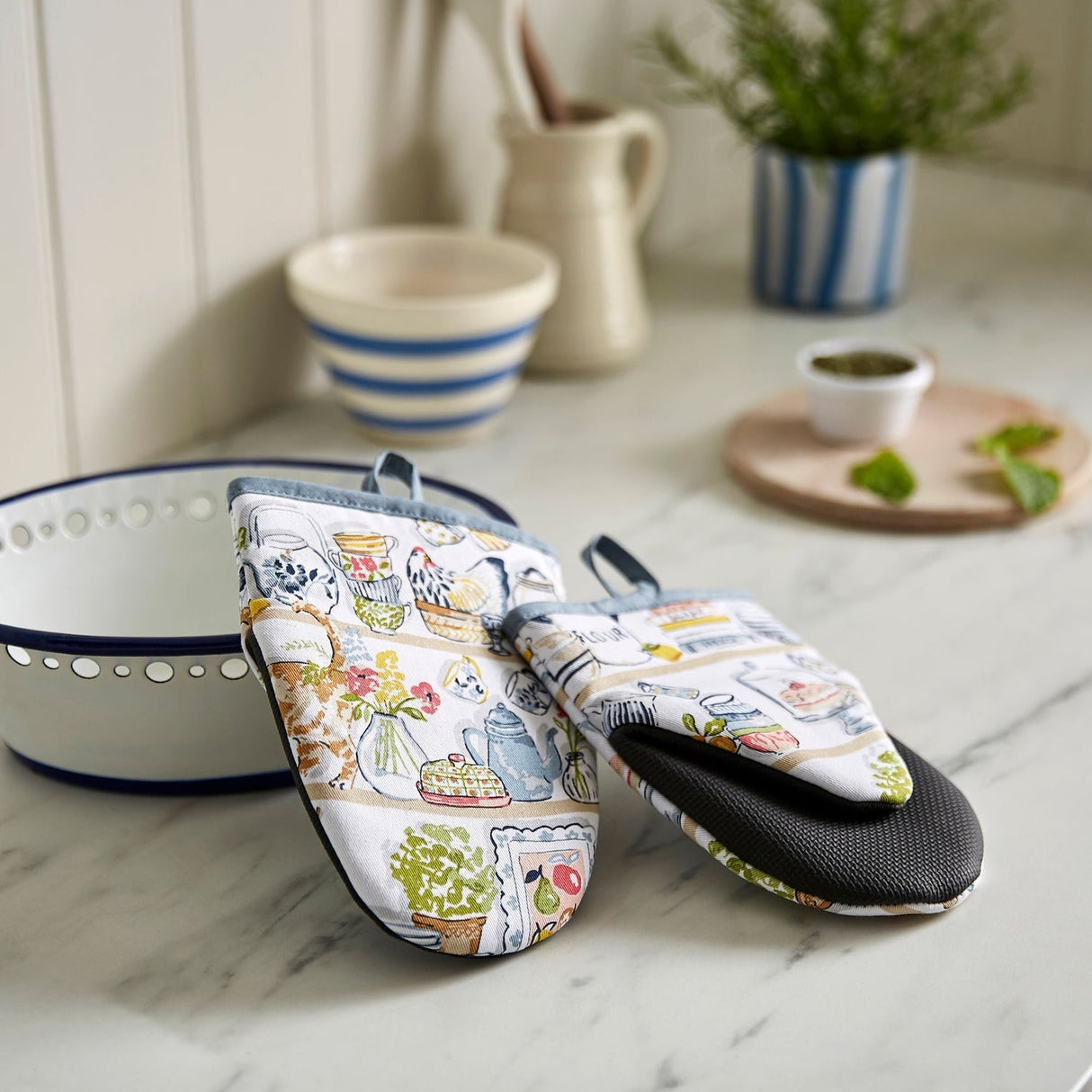 Ulster Weavers Pantry Cats Cotton Microwave Mitts Pair - Pantry Cats Microwave Mitts Pair In Multicolour 2