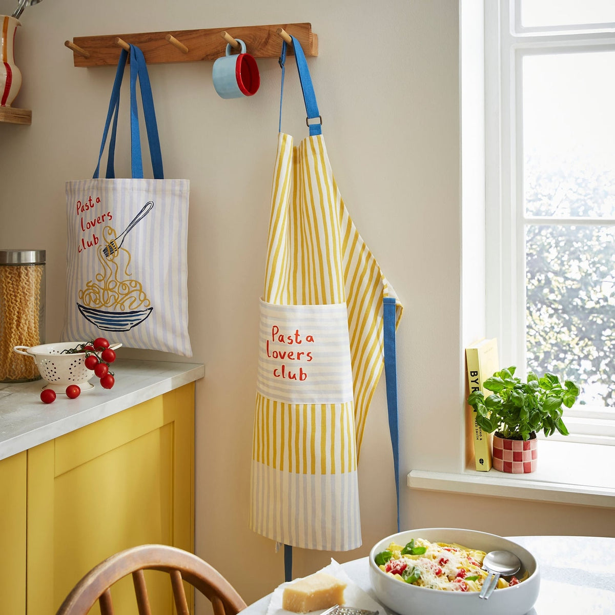 Ulster Weavers Pasta Lovers Club 100% Cotton Kitchen Accessories - Pasta Lovers Club Cotton Apron In Yellow 2