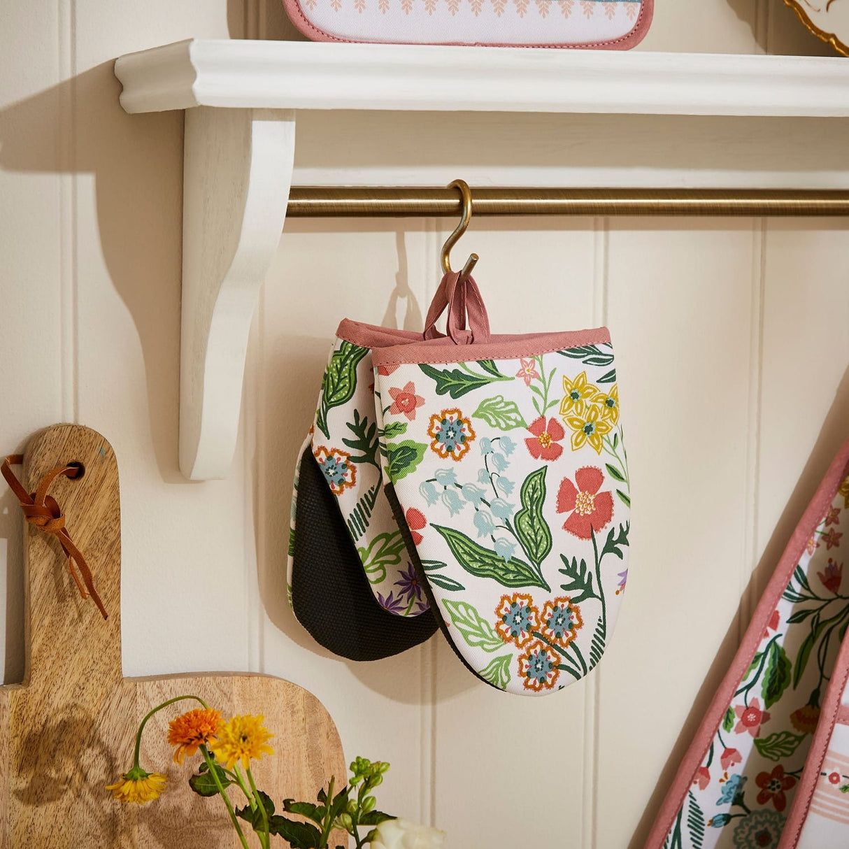 Ulster Weavers Petals & Prose Pink Floral Cotton Oven Glove - Petals & Prose Microwave Mitts Pair In Pink 2