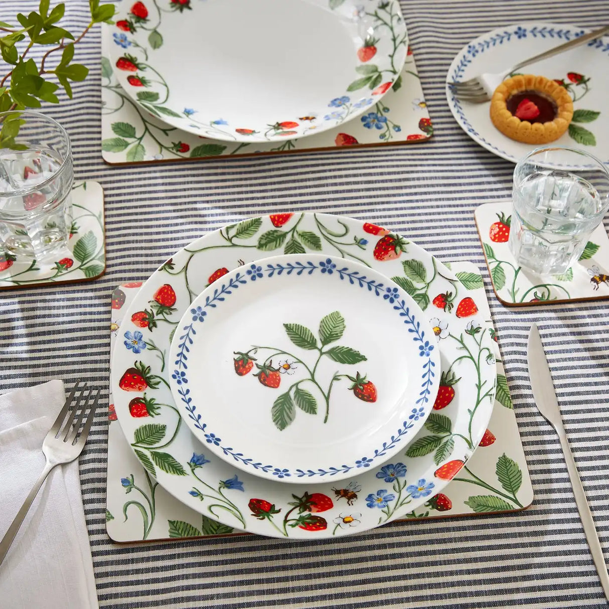 Strawberry Patch Porcelain Dinner Plate in Green