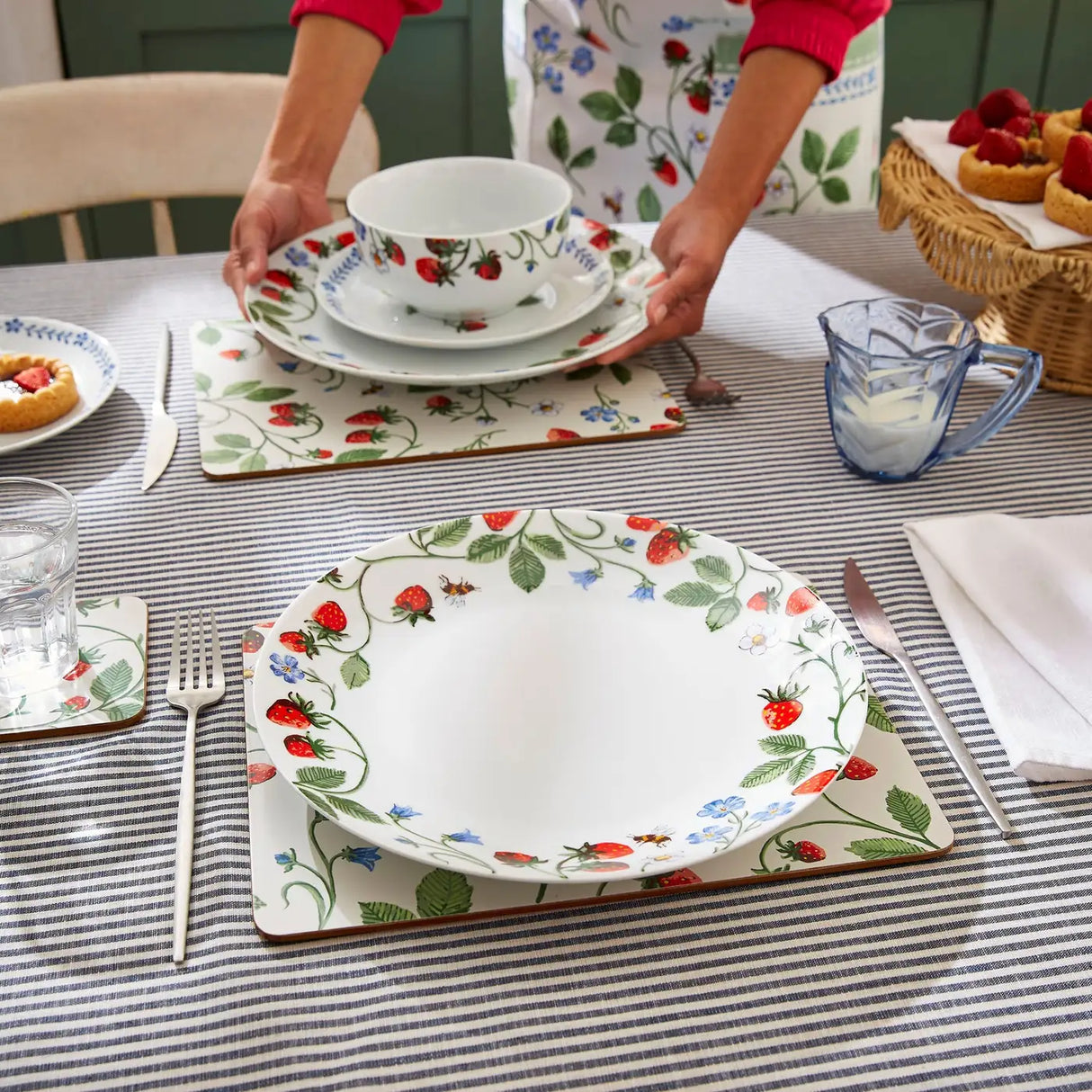 Strawberry Patch Porcelain Dinner Plate in Green