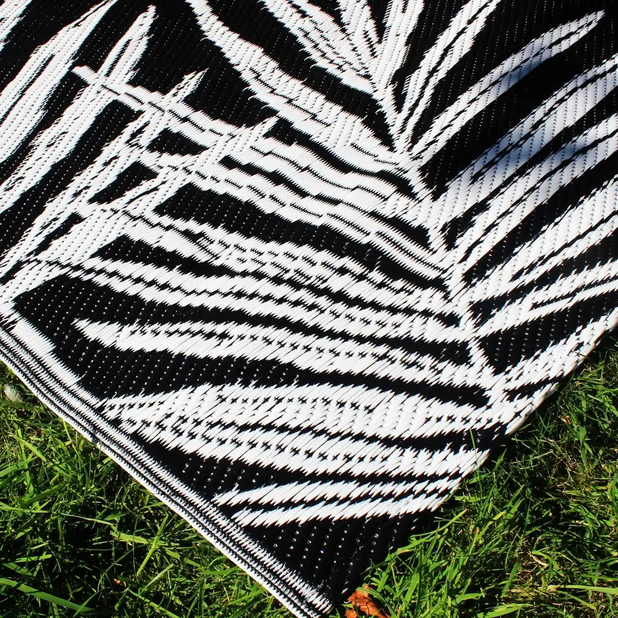 Tahiti Outdoor Rug in Black 120 x 170cm