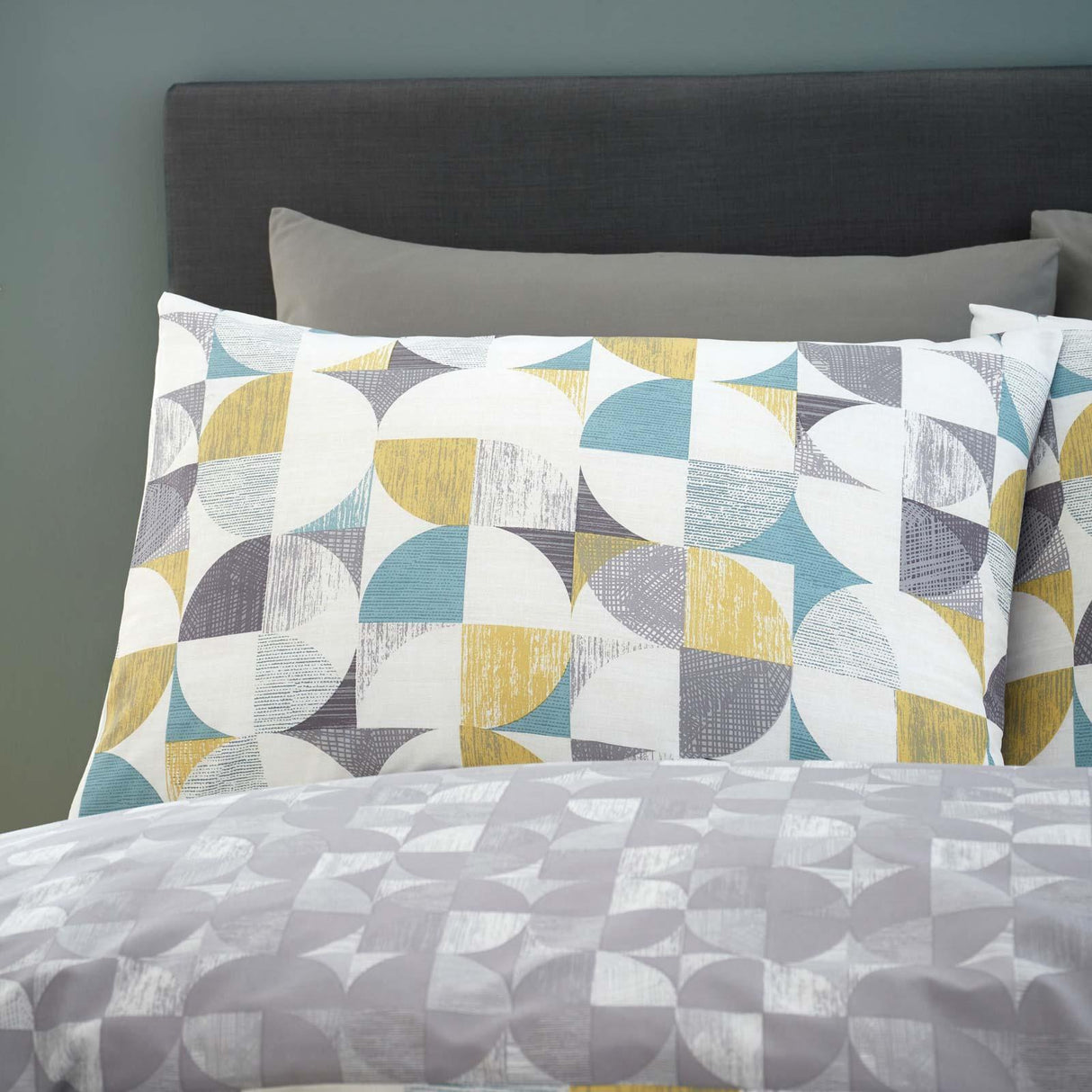 Retro Circles Duvet Cover Set by Catherine Lansfield