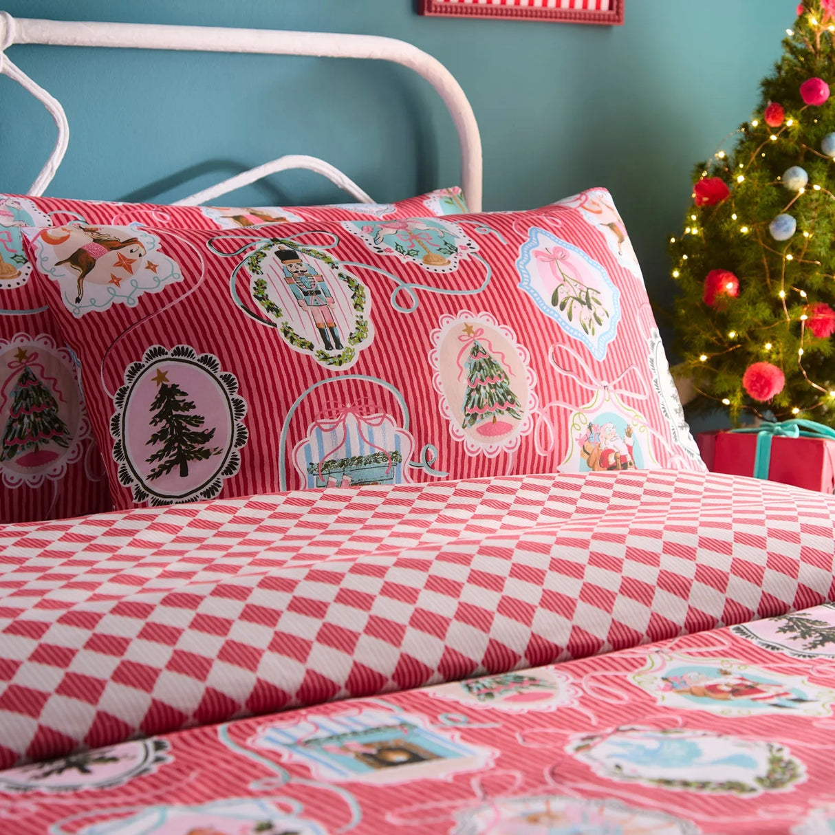 Christmas Vintage Frames Red Polycotton Duvet Cover Set - product image 2