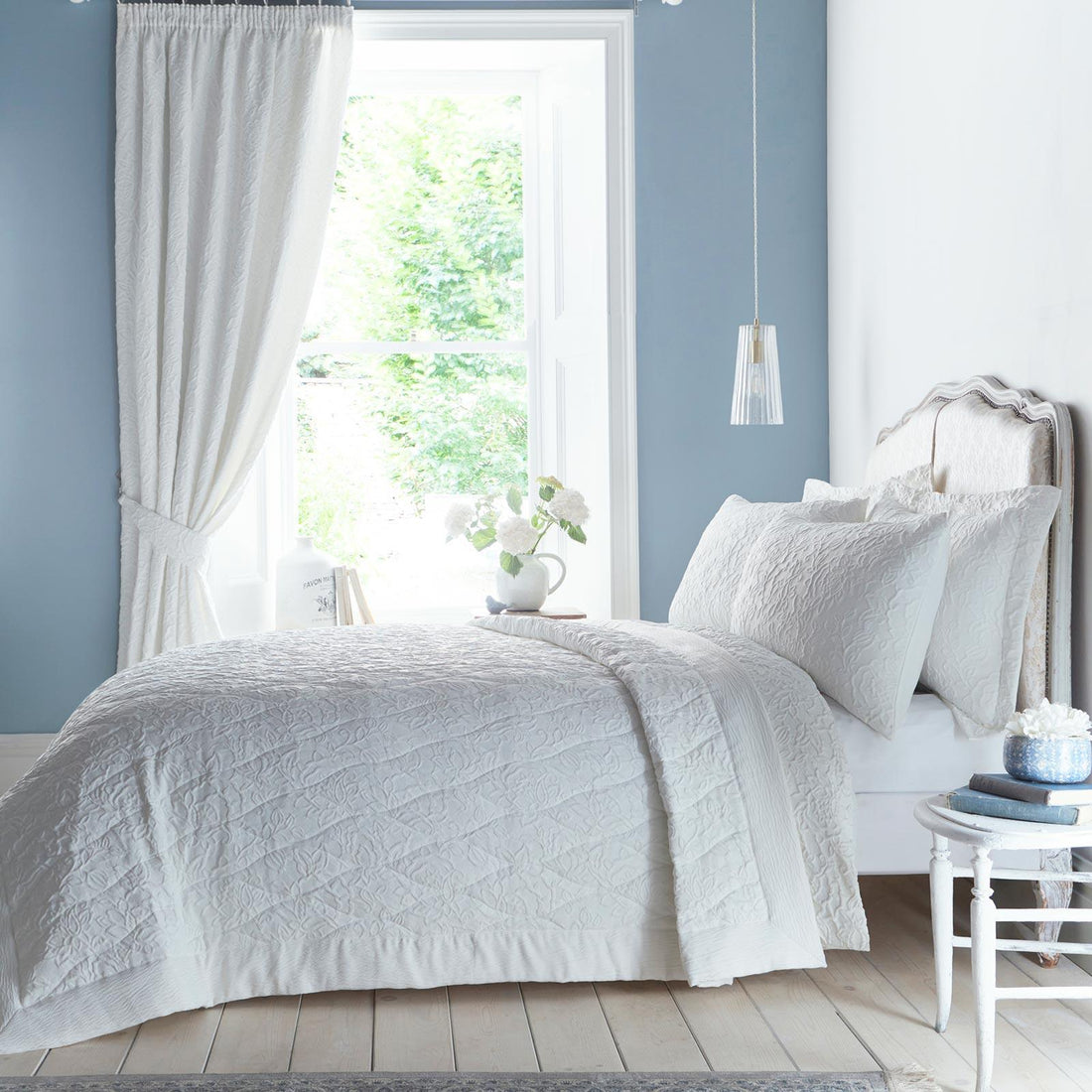 Collier Floral Jacquard Bedspread
