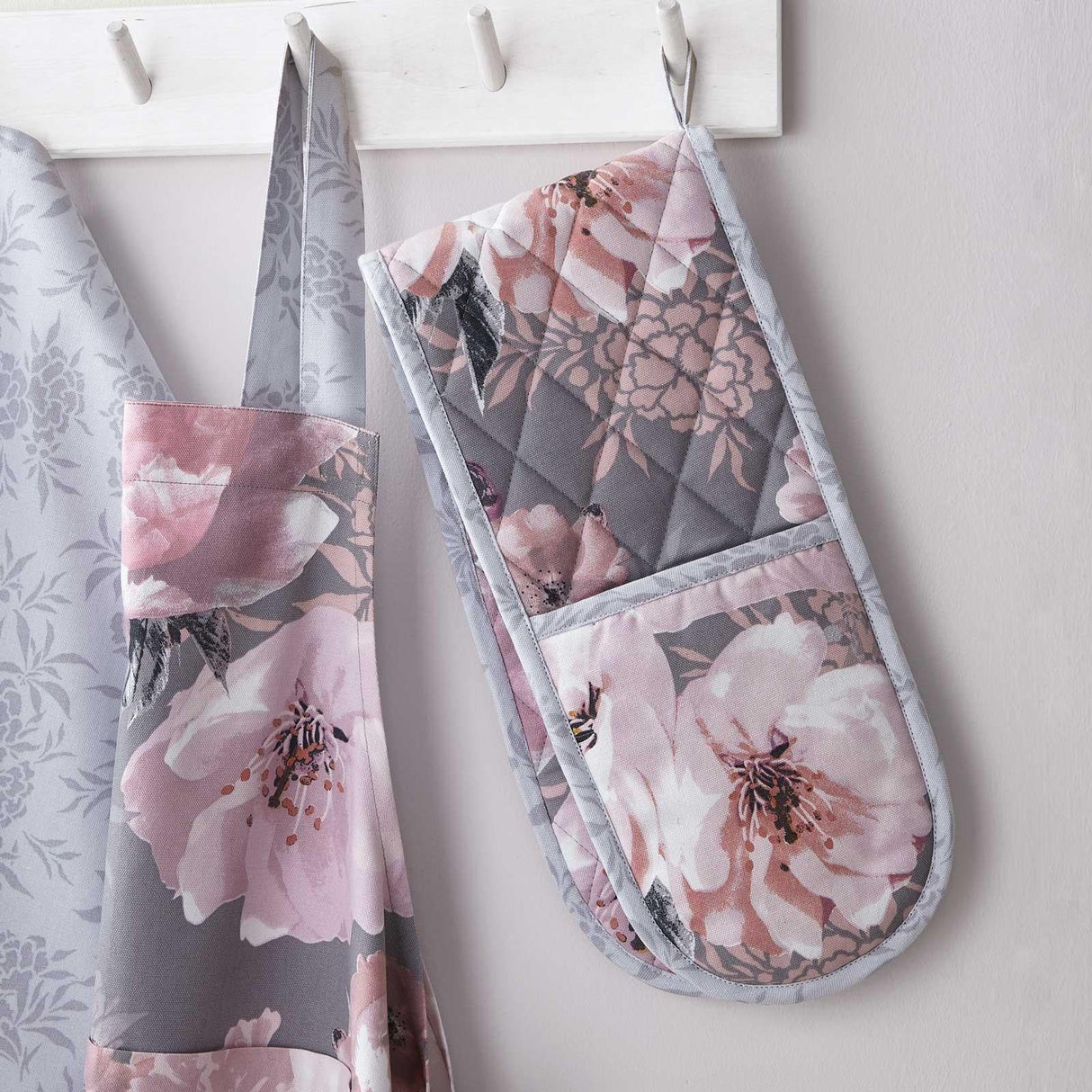 Catherine Lansfield Dramatic Floral Oven Glove
