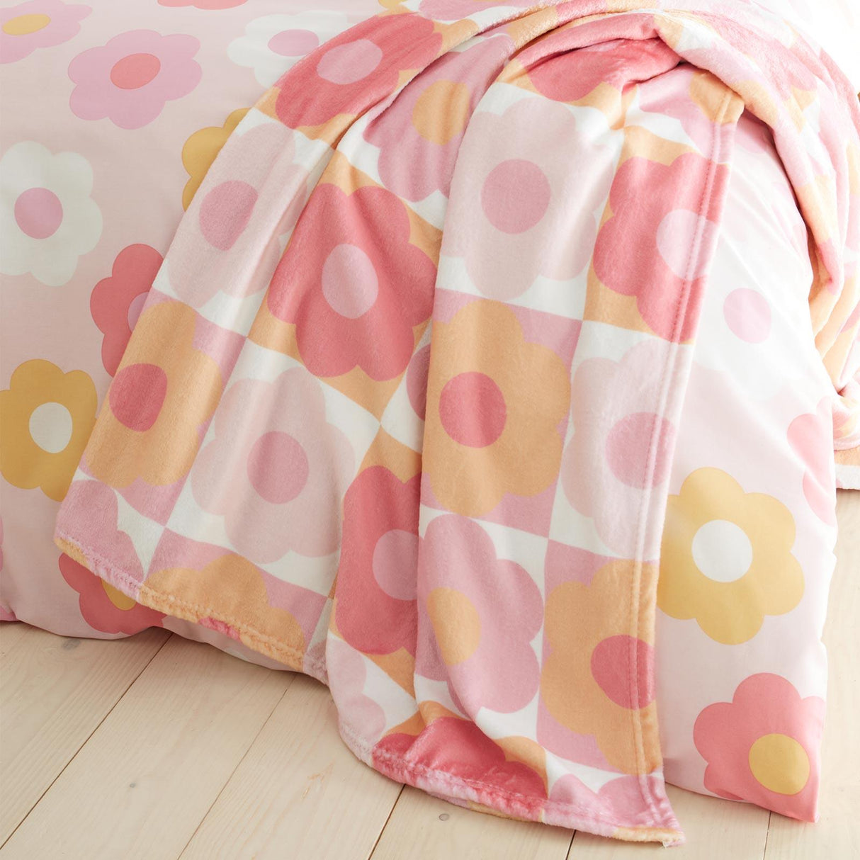 Retro Daisy Throw by Catherine Lansfield