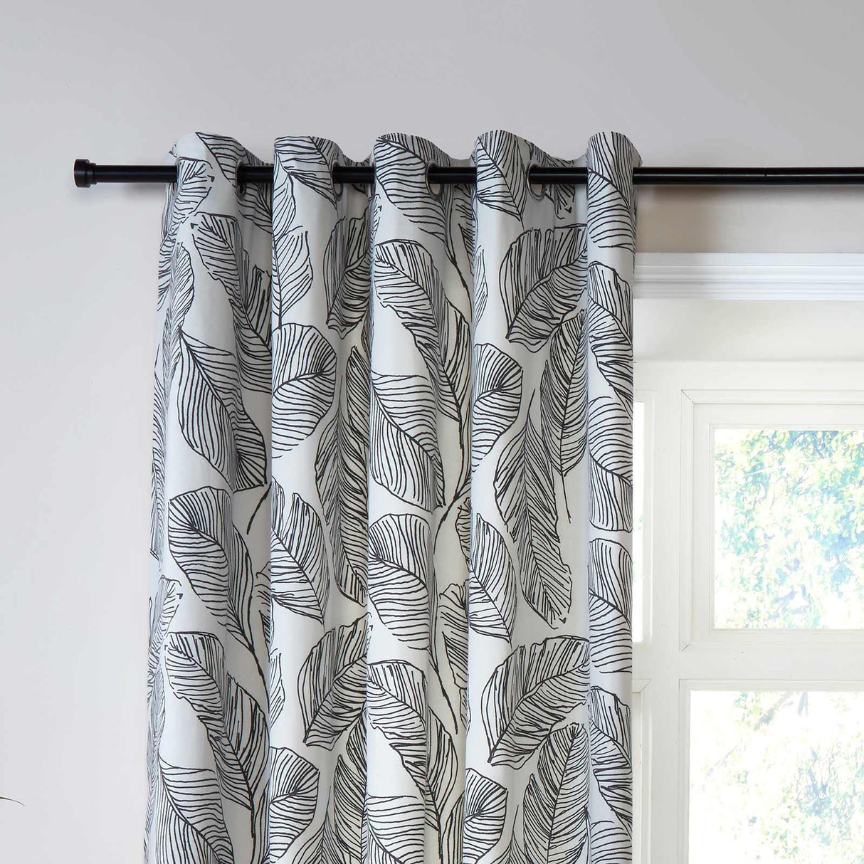 Matteo Leaf Eyelet Curtains Black