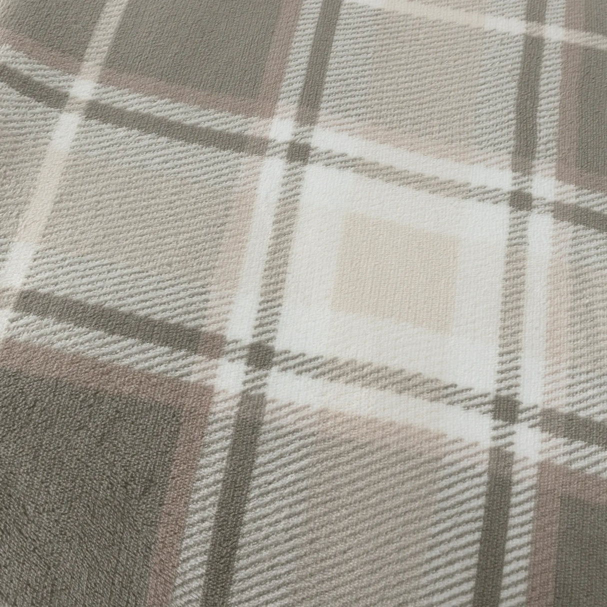 Nature Braemar Sherpa Tartan Fleece Throw Green/Natural 140 x 180cm - image 5