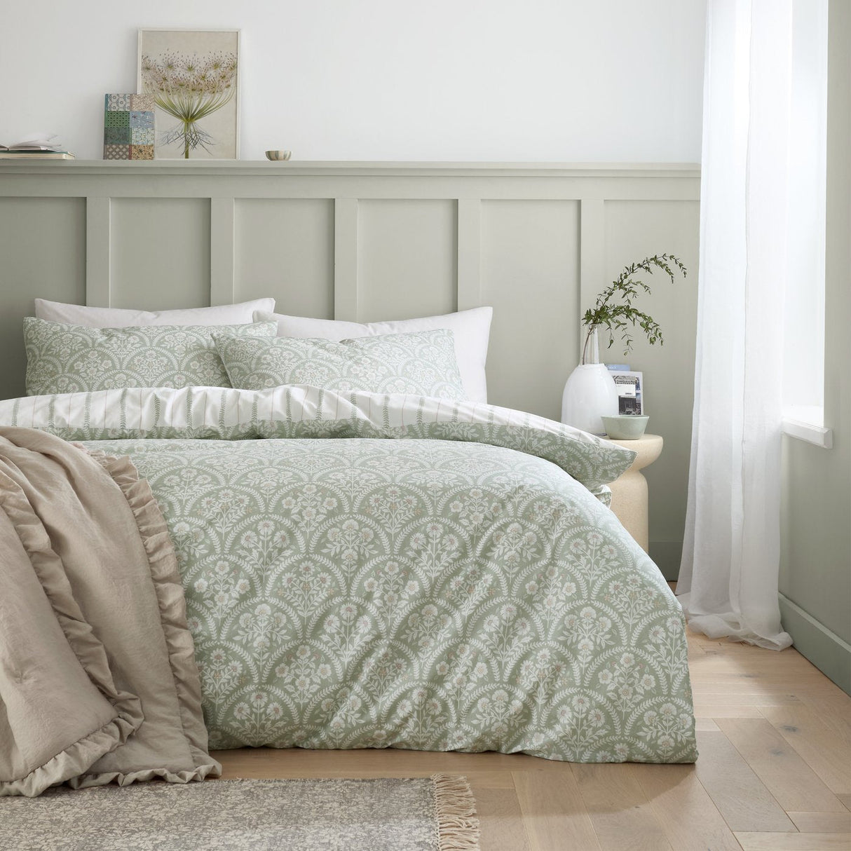 Bianca Scallop Floral 200 Thread Count Cotton Percale Reversible Single Duvet Cover Set with Pillowcase Green