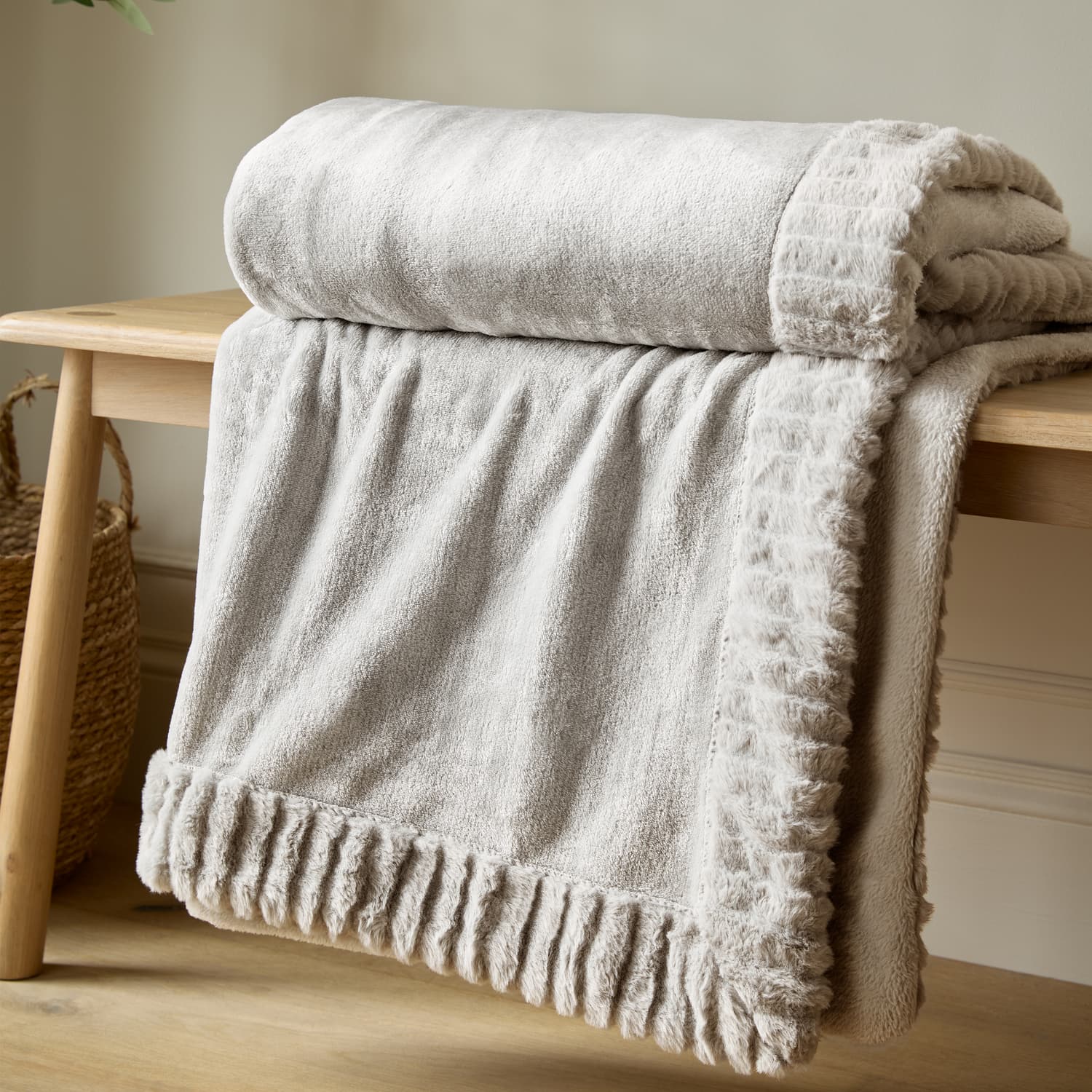 Catherine Lansfield Velvet and Faux Fur Throw – Natural – 150cm x 200cm