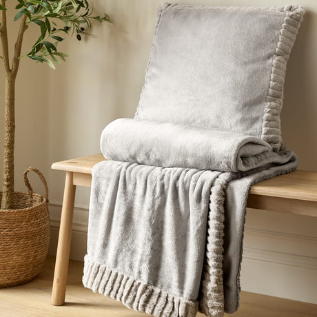 Catherine Lansfield Velvet and Faux Fur Throw – Natural – 150cm x 200cm - Velvet And Faux Fur Natural Throw