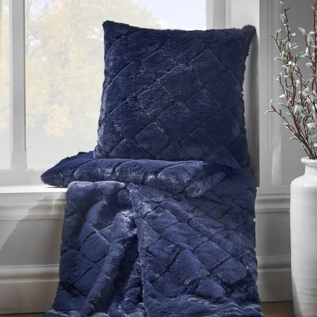 Catherine Lansfield Cosy Diamond Throw – Navy – 130cm x 170cm - Cosy Diamond Navy Group