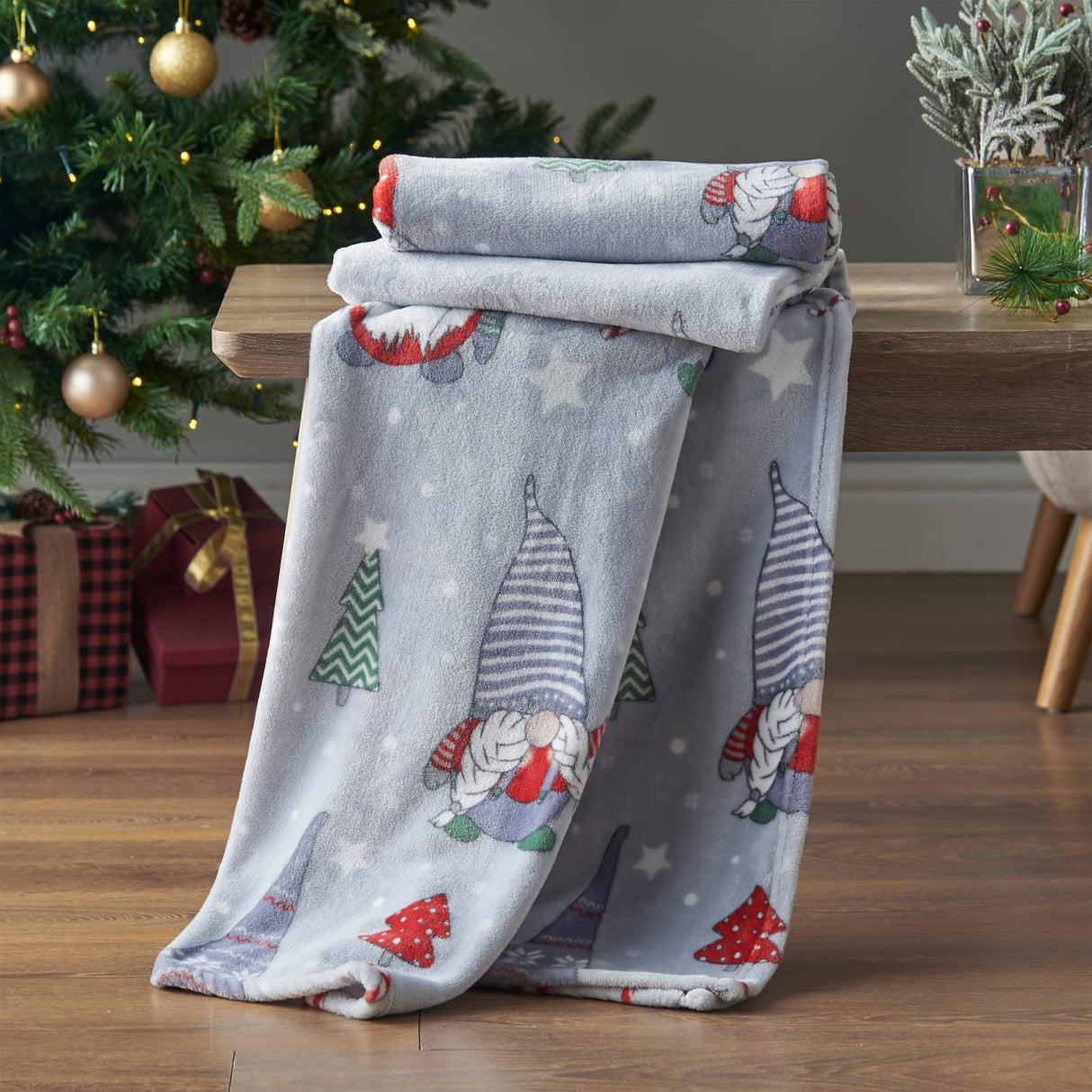 Catherine Lansfield Christmas Festive Gnomes Fleece Throw – Grey – 130cm x 170cm - Cosy Christmas Gnomes Throw