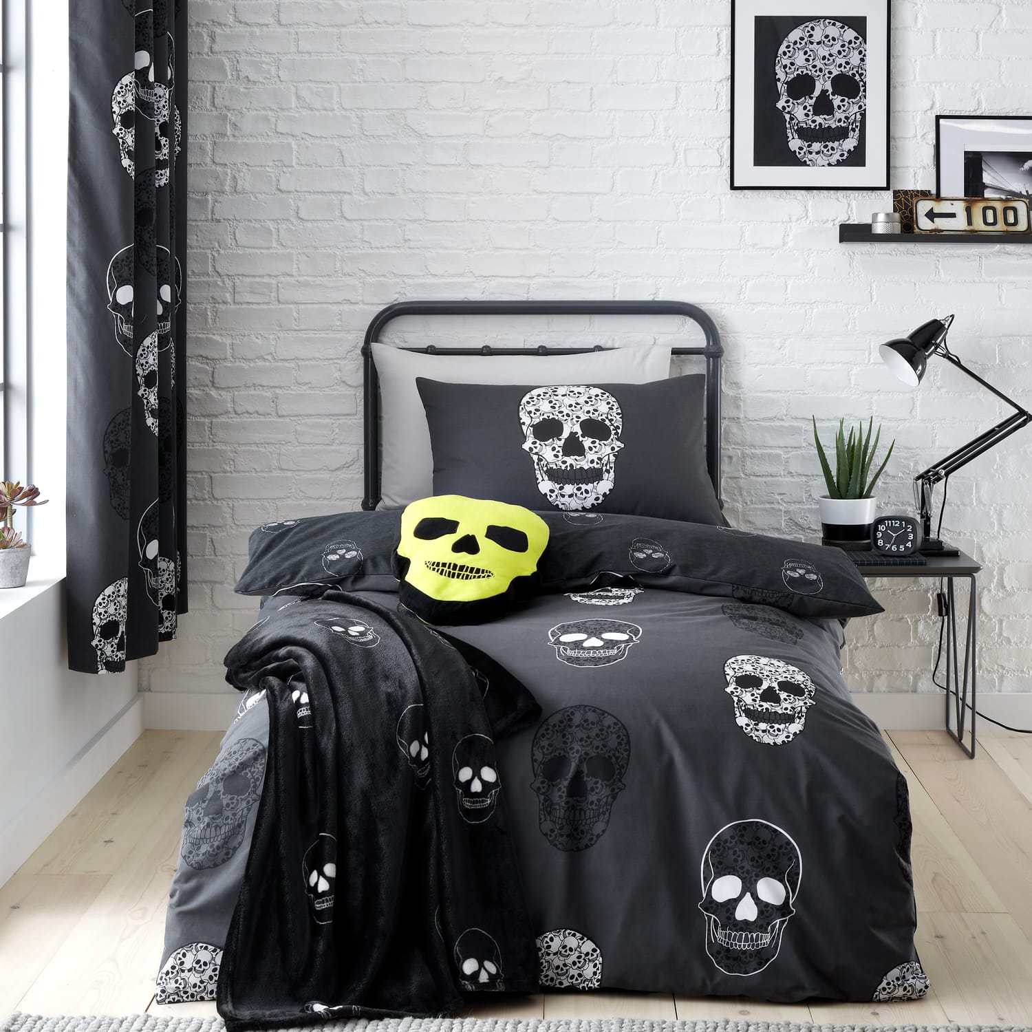 Catherine Lansfield Skulls Duvet Cover Set - Skulls Duvet Set With Accessories (Single)