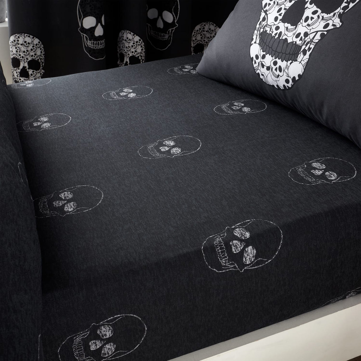 Catherine Lansfield Skulls 25cm Deep Fitted Sheet
