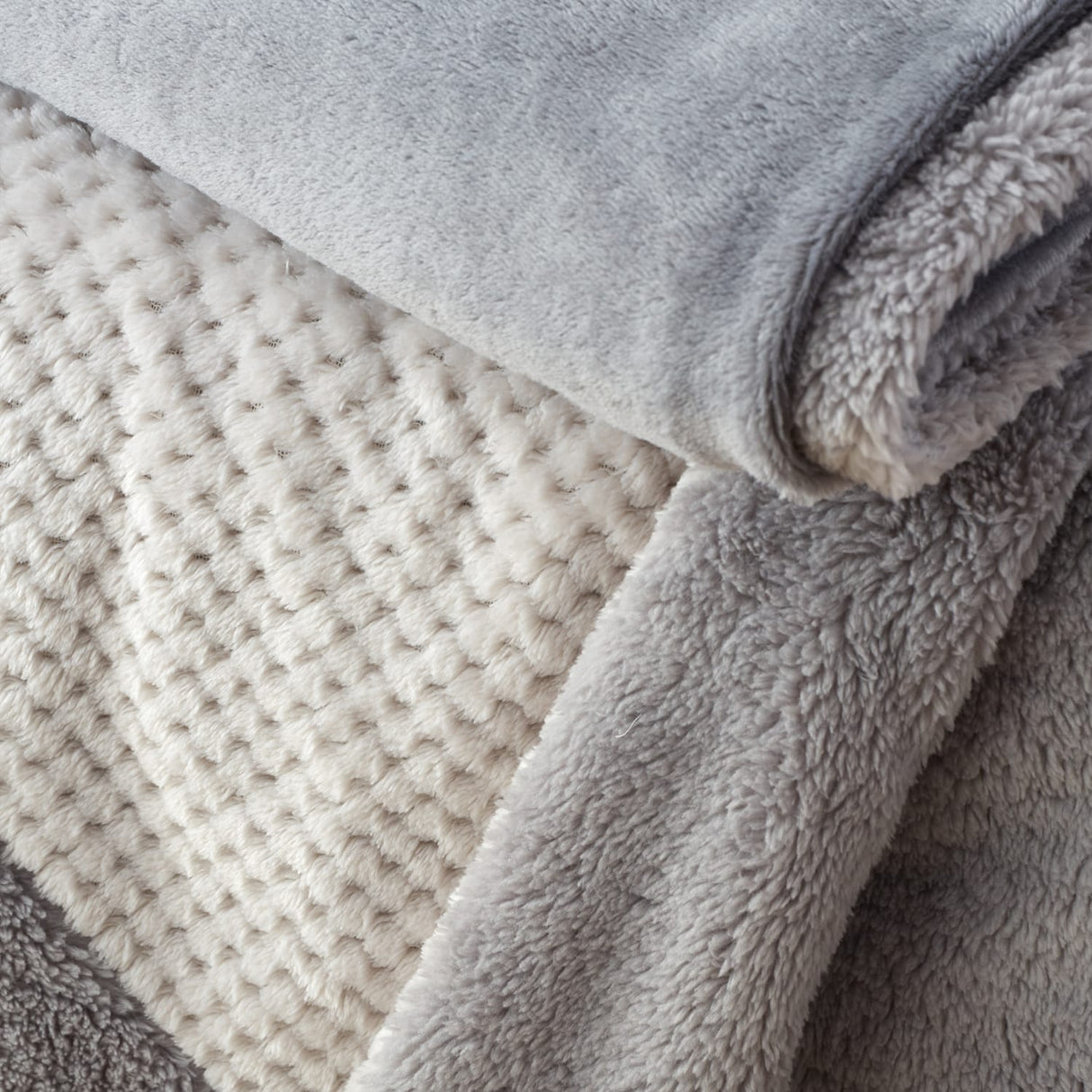 Catherine Lansfield Larsson Geo Cosy Throw 130cm x 170cm - Cosy Larsson Geo Fleece Throw Grey