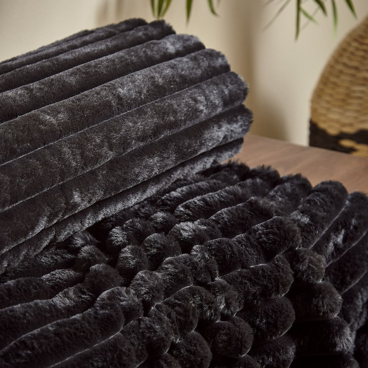 Catherine Lansfield Cosy Ribbed Velvet Throw – Black – 130cm x 170cm - Cosy Ribbed Throw Black