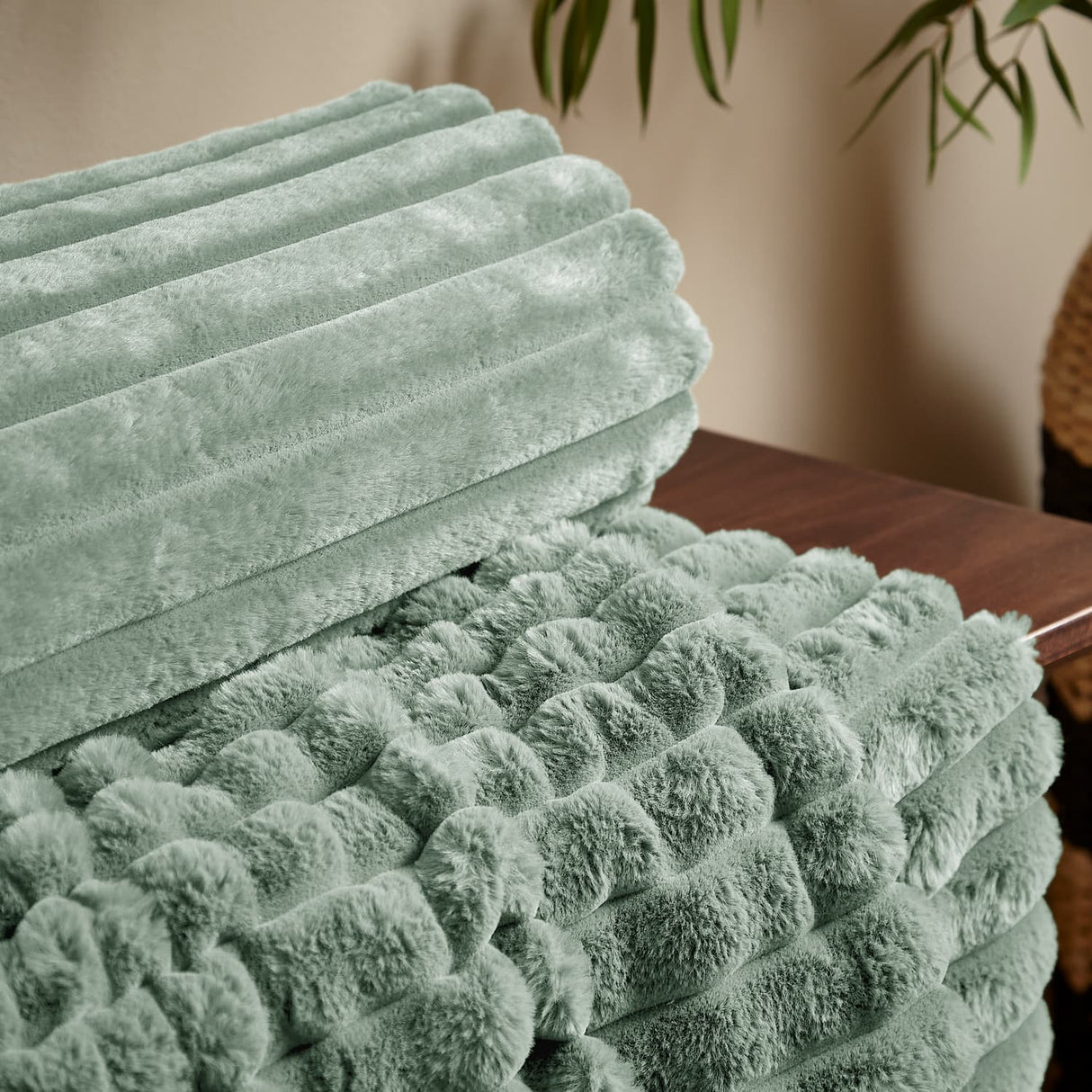 Catherine Lansfield Cosy Ribbed Velvet Throw – Green – 130cm x 170cm - Cosy Ribbed Throw Green