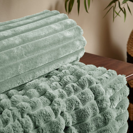 Catherine Lansfield Cosy Ribbed Velvet Throw – Green – 130cm x 170cm - Cosy Ribbed Throw Green