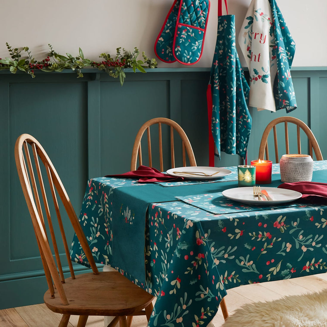 Catherine Lansfield Holly & Mistletoe Christmas 100% Cotton Tea Towel