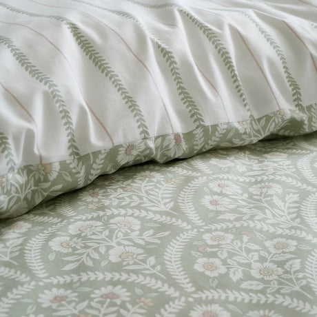 Scallop Floral 200 Thread Count Duvet Cover Set by Bianca